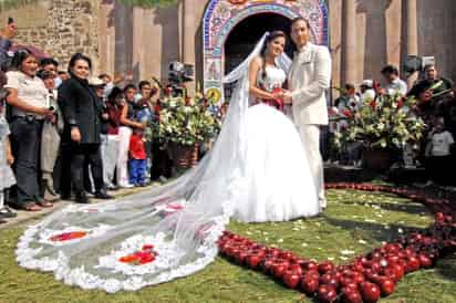 'Mi Pecado' tendrá tres finales, el primero es donde los personajes de Perroni y Siller se juran amor eterno en el altar. Boda que se grabó en Xalatlaco, estado de México, y no en San Cristóbal de las Casas, Chiapas, como se había planeado, por un impedimento eclesiástico. (El Universal)