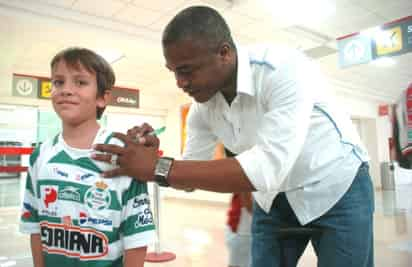 Luciendo un look muy diferente de cuando jugaba con Santos, Dolmo Flores ya se encuentra en la Comarca. (Fotografía de Jesús Galindo López)