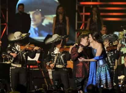 Regalo. Juan Gabriel le regaló a Shaila un disco con la voz de su mamá, Rocío Dúrcal... grabaciones que nadie tenía.  ARCHIVO 