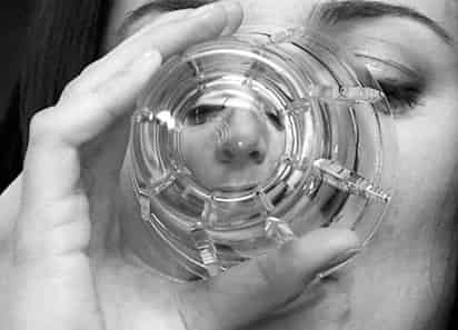 Cuidado. El extasis líquido es imperceptible si se mezcla en las bebidas, por lo que los violadores están usando esa droga para cometer abusos. 