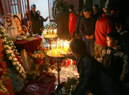 En los alrededores de la sede del AE Larisa, último equipo del mexicano, se han dado cita cientos de seguidores del club griego para rendirle una despedida muy sentida. (Fotografías AP, El Universal y Jam Media)