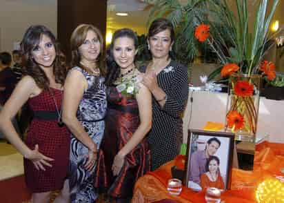 La novia en compañía de Edna Guajardo, Rosario Meza y Juanita Vega. 