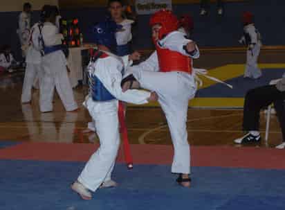 El representativo de la asociación Moo Duk Kwan se llevó el primer lugar por equipos de la primera Copa Apaches de Tae Kwon Do, donde los anfitriones de la PVC se quedaron con el segundo lugar. (Fotografía de Jesús Galindo)