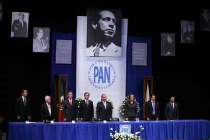 Homenaje. El presidente Felipe Calderón Hinojosa encabezó una ceremonia por el vigésimo aniversario luctuoso de su padre Luis Calderón Vega.