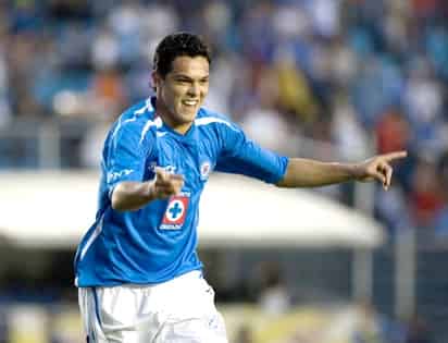 El delantero mexicano Luis Angel Landin del Cruz Azul celebra un gol ante el Atlas (EFE)