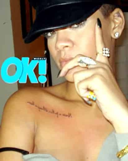 La revista “Ok!” publica unas imágenes de la intérprete con una frase recién escrita bajo su clavícula derecha.