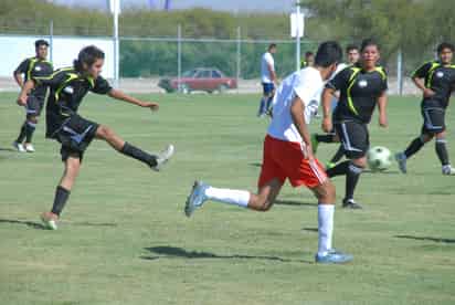 Con un partido de futbol soccer varonil entre la Facultad de Ingeniería Mecánica y Eléctrica contra la Facultad de Arquitectura, se inauguró ayer el campo dos del complejo deportivo de Ciudad Universitaria Unidad Torreón. (Fotografía de Fernando Compeán)