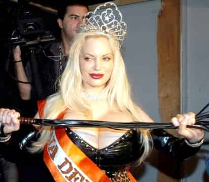 La modelo y conductora de origen argentino Sabrina Sabrok, quien prepara un nuevo programa de televisión para el siguiente año, aumentó hace algunas semanas de nueva cuenta la talla de su busto, el cual promete mostrar en breve en su página web.