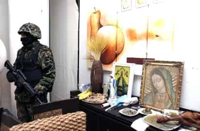 Religioso. Imágenes religiosas localizadas en el lugar del enfrentamiento en el que muerió Arturo Beltrán Leyva. Aseguramiento. Armas, joyas y dinero asegurado luego del enfrentamiento.