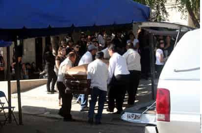Última morada. Bajo un fuerte operativo militar, los restos de Arturo Beltrán Leyva, 'El Barbas', fueron sepultados en el panteón Jardines del Humaya, en Culiacán, Sinaloa. AGENCIA REFORMA