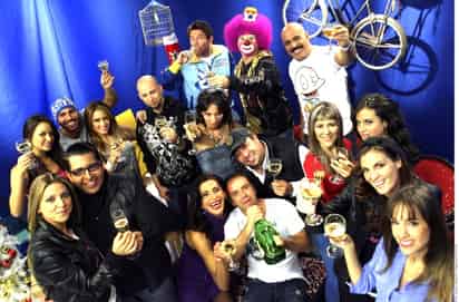 Buenos deseos. Los conductores del canal convivieron desde temprana hora con todo y sidra. AGENCIA REFORMA
