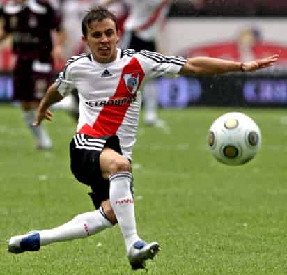 El medio campista argentino Diego Buonanotte, quien se desempeña en el River Plate de su país, sufrió una accidente automovilístico cuando estrelló su vehículo contra un árbol, sus tres acompañantes fallecieron. (EFE)