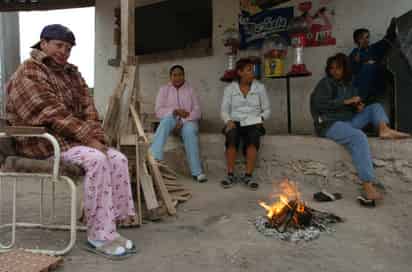 Frío. En esta temporada son comunes los accidentes por las fogatas o los anafres que la gente usa para protegerse del frío. EL SIGLO DE TORREÓN / SERGIO REYES