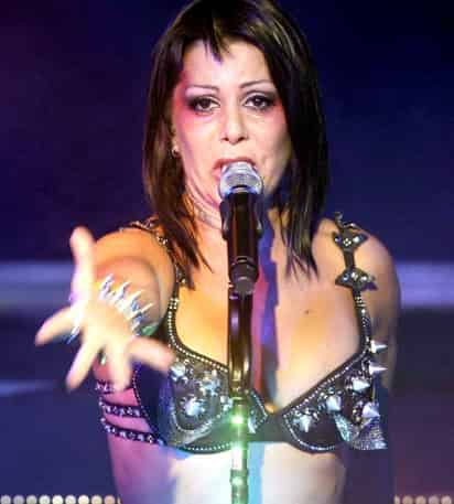 La cantante mexicana Alejandra Guzmán negó hoy, a través de su agencia de representación, que la riña que mantuvo en un avión y que obligó al aparato a volver al aeropuerto del Distrito Federal se ocasionara por estar borracha.