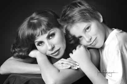 Alex Strain Rodarte junto a su mamá Adriana Rodarte de Strain, en un fotografía de estudio.- Estudio Laura Grageda.