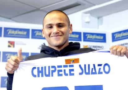 El futbolista chileno Humberto 'Chupete' Suazo muestra la camiseta con su nombre, durante su presentación esta noche como nuevo jugador del Real Zaragoza. (EFE)