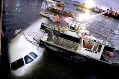 Un año después que 155 personas sobrevivieron tras realizar el avión en que viajaban un acuatizaje de emergencia en el río Hudson, muchos de ellos se congregaron el viernes para festejar el aniversario y su suerte. (EFE)