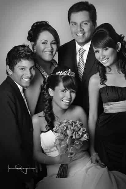 La guapa quinceañera, Srita. Alexia Piña Zapata en compañía de sus padres, Sres. Roberto Piña Román y Yadira Zapata Rosales, así como sus hermanos, José Roberto y Betsy Piña Zapata.- Estudio Laura Grageda