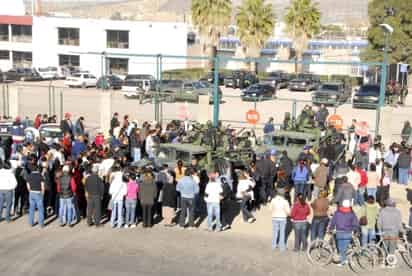 Tensa calma. Familiares de reos del Cereso de Durango piden información mientras soldados resguardan los alrededores del penal luego de la riña que dejó 23 muertos. Las víctimas estaban presas por secuestro, homicidio, delitos contra la salud y portación de armas de fuego.