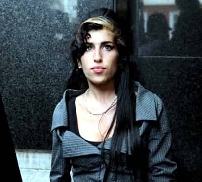 La cantante confiesa a una amiga que también le gustan las mujeres e incluso ha sostenido relaciones con algunas.