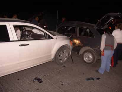 Golpe. Con el frente del auto blanco, fue chocado el carro gris que no hizo alto.  