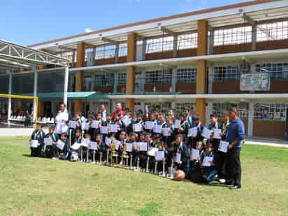 Cargados de preseas regresaron los integrantes de la delegación del Colegio Valladolid Torreón, luego de su exitosa participación en el Pentagonal Deportivo efectuado en la ciudad de Chihuahua. (Fotografía de Joel Flores) 