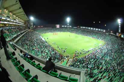 Un pletórico estadio Nuevo Corona le dio la bienvenida a la Selección Mexicana y con una gran fiesta se entregó a los goles de Cuauhtémoc Blanco y Javier Hernández. Anoche en la casa de los Guerreros no cabía ni un alma, ya que 30 mil aficionados se encargaron de darle vida y ocupar hasta el último rincón. (Foto de Ramón Sotomayor Covarrubias) 