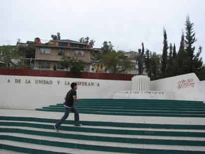 Lo abandonan. La Plaza de la Unidad y la Esperanza luce descuidada, ante los estragos causados por pandilleros.  EL UNIVERSAL