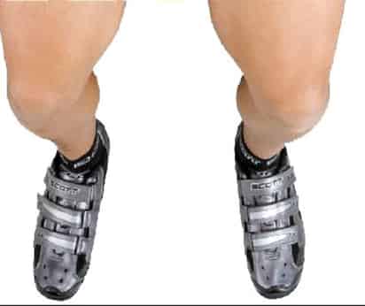 El uso de calzado con suela flexible, como los zapatos llamados sneakers (zapato deportivo) y flip-flop (sandalias) es un buen tratamiento para la osteoartritis en rodillas.