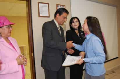 Emocionadas. Entre aplausos, las mujeres recibieron los reconocimientos que acreditan sus conocimientos en computación. 