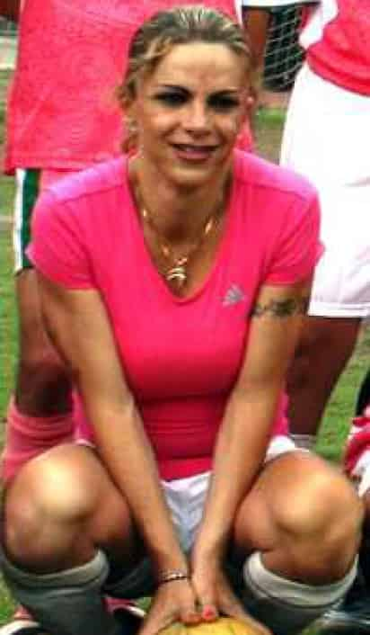 La transexual mexicana Miranda Salman, quien dirige a la selección mexicana de fútbol gay, acusó a los dueños de una cancha privada de discriminación por impedirle jugar con un equipo de mujeres.