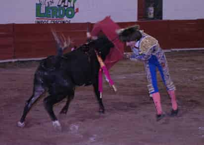 Luis Ignacio Escobedo pinchó en tres ocasiones y escuchó un aviso, en el segundo novillo de la noche. En la tercera novillada de 'Soñando con la Victoria' no hubo triunfador. (Fotografías de Jesús Galindo López)