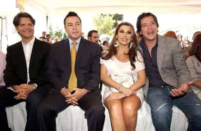 Fiesta. Ariel López Padilla, Alberto Santin, Dulce y Yahir, estuvieron ayer en la misa ofrecida por el arranque de Quiéreme Tonto. NOTIMEX