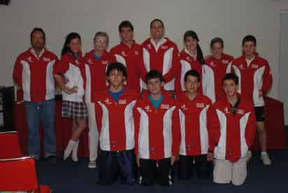 El Inedec entregó ayer uniformes al equipo de natación de Coahuila, el cual se alista para ser parte de la Olimpiada Nacional 2010. (Foto de Jesús Galindo) Entregan uniformes a nadadores olímpicos