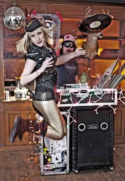 Noche electrónica. María Daniela Azpiazu y Emilio Acevedo integran el dueto musical que estará el sábado en Torreón.
