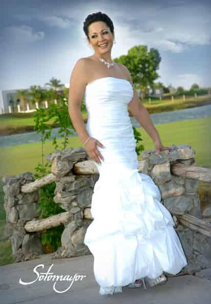 Alma Leticia Jaramillo Navarrete, el día de su boda con el Lic. Ernesto Eduardo Sánchez Viesca López.- Sotomayor Fotografía