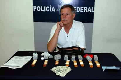 La Policía Federal detuvo en el Aeropuerto Internacional de la Ciudad de México al estadounidense Thomas Arnold Martín, de 58 años de edad, quien tenía previsto viajar a Panamá con 150 monedas de oro en su poder, con un peso total de cinco kilos 33 gramos, sin que presentara documentos para amparar su propiedad. (El Universal)