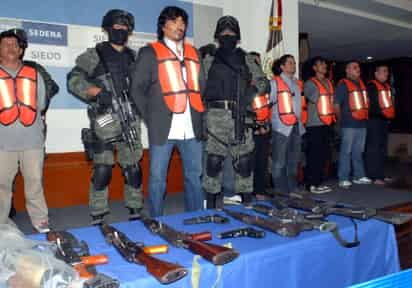 “El Indio”, líder de una célula del narcotráfico, fue detenido ayer junto con sus cómplices y presentado hoy a los medios. 