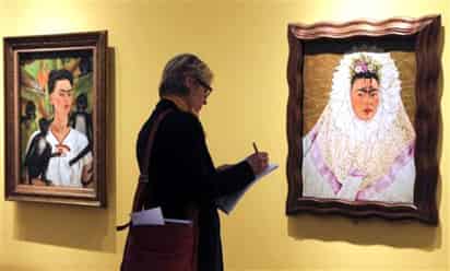 Una nueva retrospectiva de la obra de Frida Kahlo utiliza fotografías de la artista mexicana combinadas con ejemplos de sus escritos y bocetos para presentar un retrato completo de la pintora como persona. (AP)