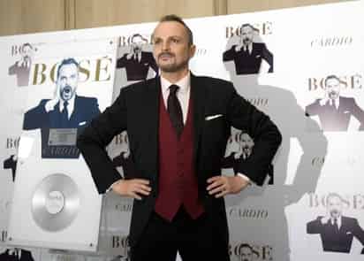 El cantautor español Miguel Bosé actuará el próximo 22 de mayo en una cena a beneficio de la fundación En Nuestras Manos, bajo la conducción de Rebecca de Alba, que se realizará en la ciudad de Monterrey, Nuevo León.