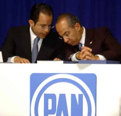 Dispendio. A pesar de los anuncios de austeridad Felipe Calderón disparó los recursos destinados a promover su imagen y los logros de su Gobierno. en la imagen el presidente dialoga con el líder nacional del PAN, César Nava durante la 21 Asamblea Nacional Ordinaria del PAN.  NOTIMEX