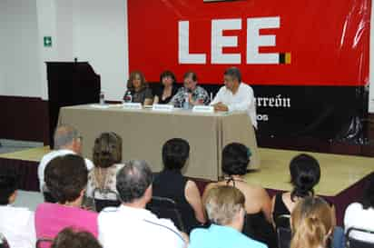 Gran asistencia. Más de un centenar de personas compartieron con la escritora lagunera Angélica López Gándara durante la presentación de su libro 'El peor de los pecados', anoche en El Siglo de Torreón.  EL SIGLO DE TORREÓN / RAMÓN SOTOMAYOR COVARRUBIAS