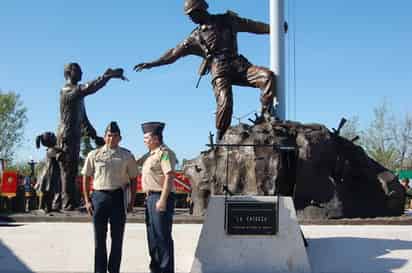 Símbolo. El monumento 'La Entrega' ubicado en la entrada del Cuartel Militar La Joya fue develado ayer.   