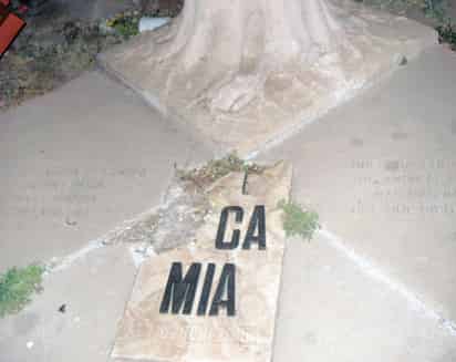 Registrados. La tumba de la emblemática Cuca Mía luce destruida en su placa y en la estructura del monumento.