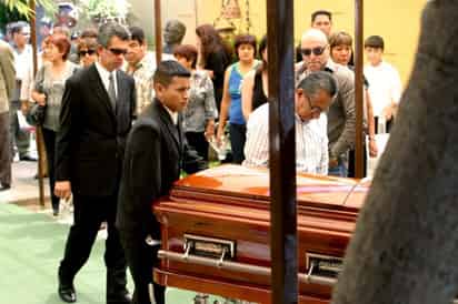 La familia del actor y cantante Pablo Montero ofreció este miércoles una misa en memoria de Oliver Hernández Rodríguez, quien pereció por uno de los impactos de bala proyectados a su vehículo mientras manejaba.