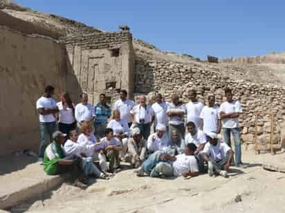 Labores. El grupo ha reconstruido la estructura y decoración del monumento.