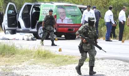 Emboscada. Soldados aseguran el lugar donde quedaron las dos camionetas que fueron atacadas por un grupo armado. Rodolfo Torre. 