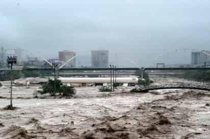 Se desborda. El río Santa Catarina se desbordó la madrugada de ayer, a consecuencia del paso del huracán 'Alex'; autoridades de Protección Civil estatales desalojan a numerosas familias y llaman a los habitantes a tomar medidas preventivas para evitar mayores daños. Juegan. Un grupo de niños juega en una calle inundada en la ciudad de Matamoros, en el estado mexicano de Tamaulipas, tras el paso de la tormenta tropical 'Alex'. 