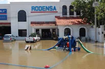 Desagüe. Bombas despejan el agua de las calles de Sabinas.  EL SIGLO DE TORREÓN / EDITH GONZÁLEZ