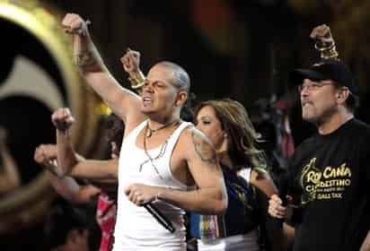 El cantante del grupo puertorriqueño Calle 13, Residente, publicó hoy su nuevo tema, 'Calma pueblo', en el que critica a los artistas por el 'soborno' de las emisoras de radio, a la compañía de discos Sony e incluso, al Vaticano.
